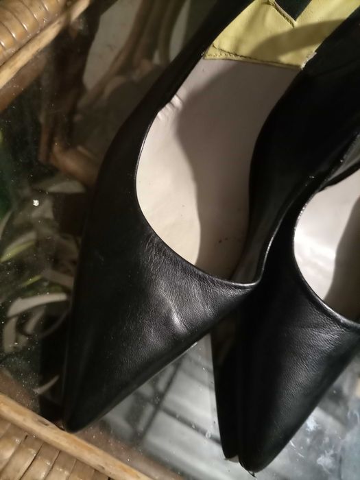 Sapatos de senhora comroupa de criança o novos.