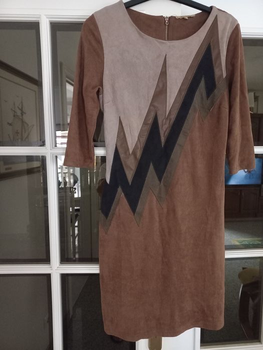 Vestido super elegante, de "pele pêssego " com fechos  atrás. (M)