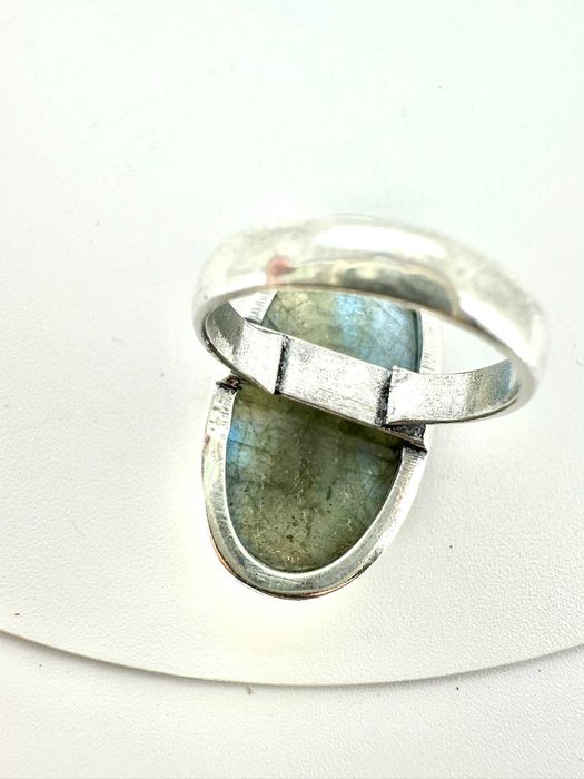 Pierścionek, jedyny w swoim rodzaju kamień
Labradoryt. Próba 925