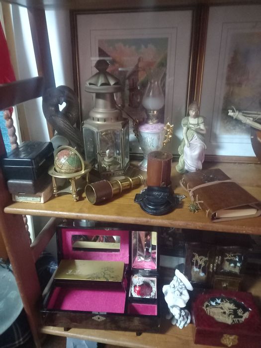 Antiguidades e velharias.