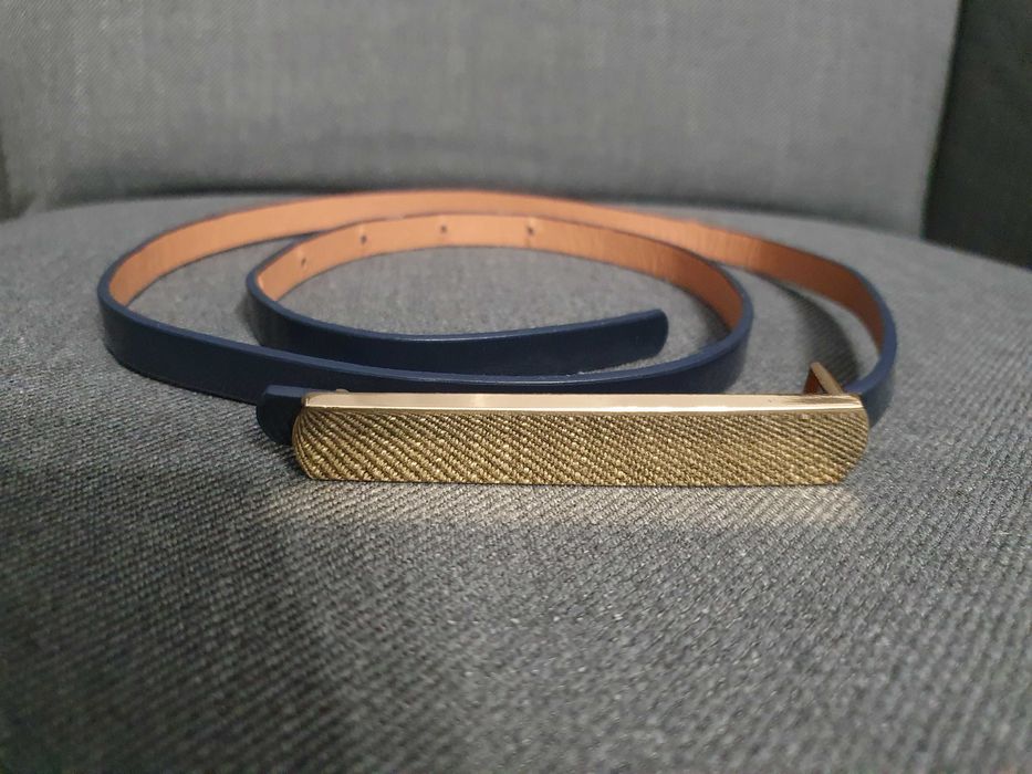Niebieski pasek ze złotym zdobieniem