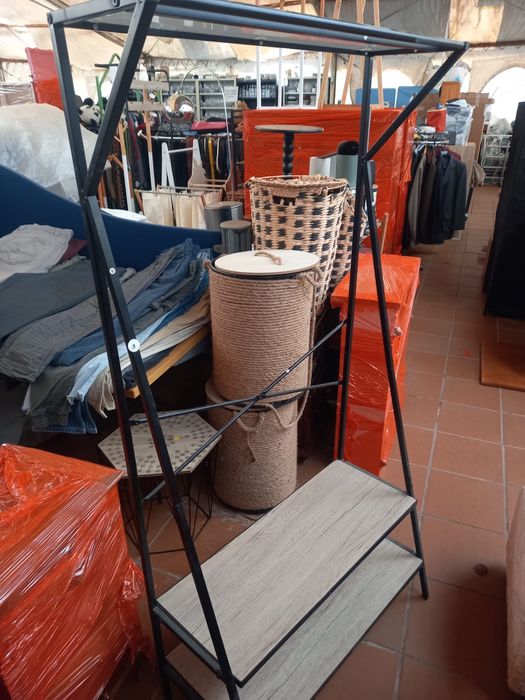 Guarda roupa em metal e madeira