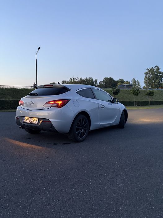 Opel Astra J GTC, 2.0 CDTI. Bardzo dobry stan, niski przebieg.