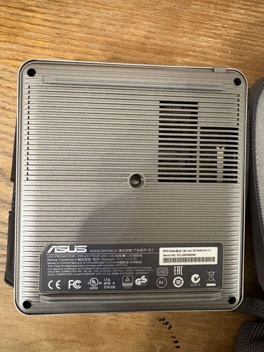 портативний проектор ASUS S1 Mobile LED Projector.