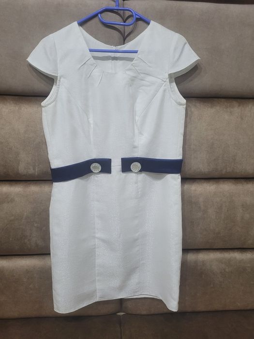 Elegancka biało granatowa sukienka z pobłyskiem rozmiar 40