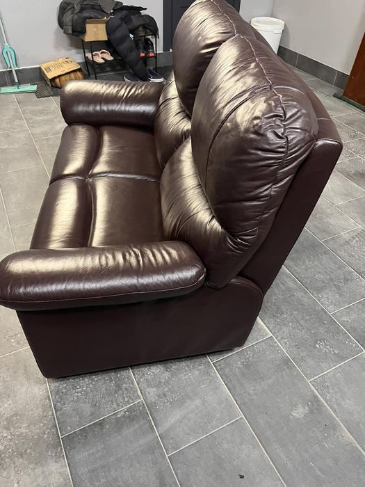 Роскошный кожаный диван из Европы.