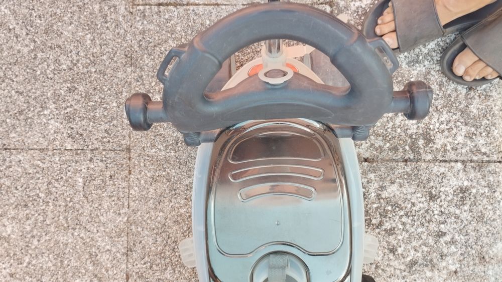 Carro para bebe com comando manual
