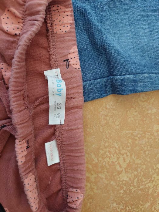 Várias peças de roupa de menina entre os 12 e os 36 meses