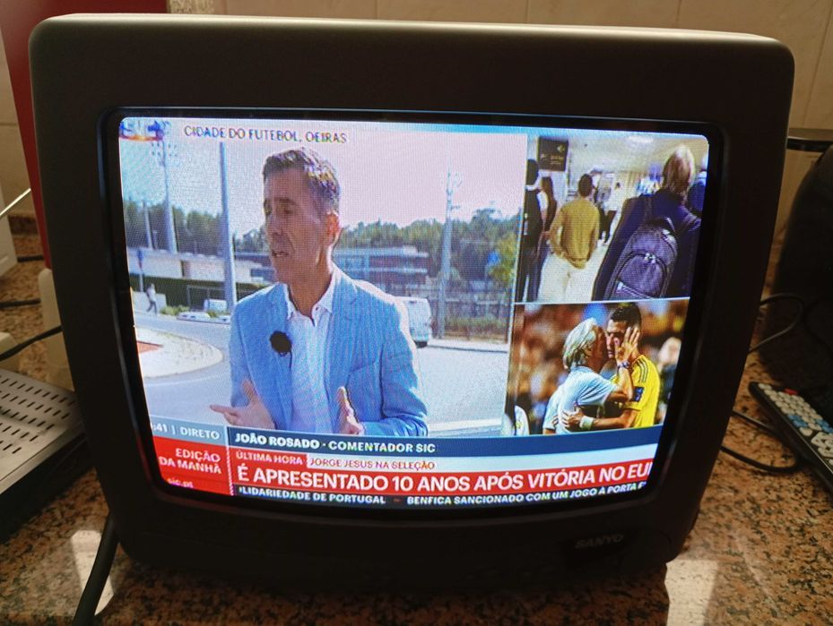 Televisor a cores CRT de 14 polegadas com Box.