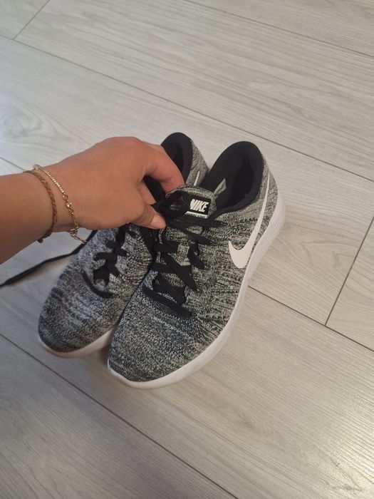 Продам кросівки NIKE