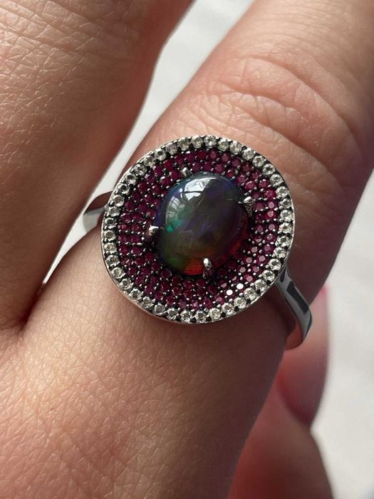 Кольцо S 925 пробы с черным опалом 9x7 мм, рубином топазом. Р18.75