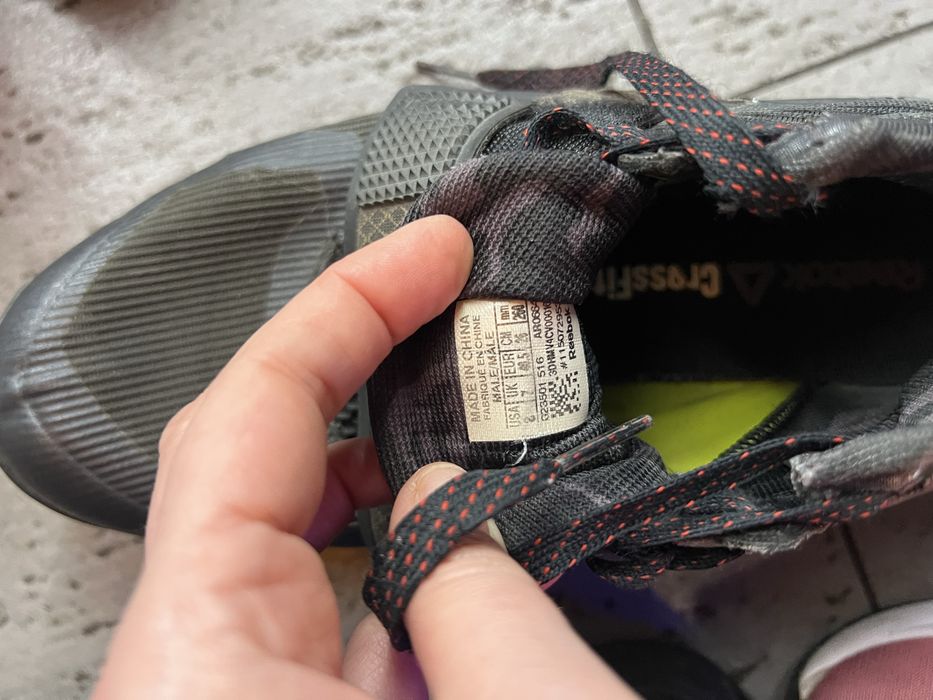 Чоловічі кросовки даром