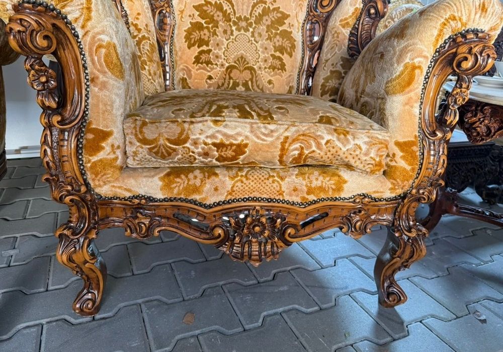 Włoski bogato rzeźbiony komplet-sofa,dwa fotele ława