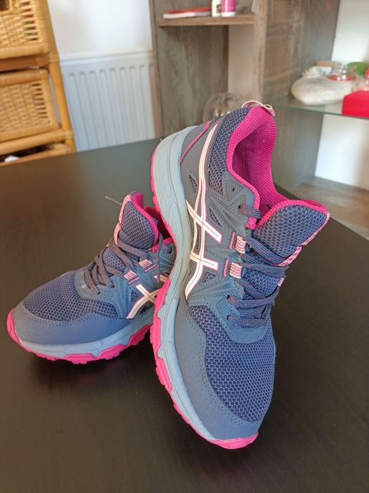 Кросівки ASICS 37,5