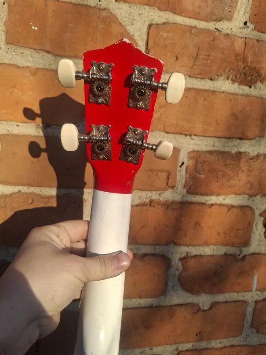 Акулеле дерев'яна гітара