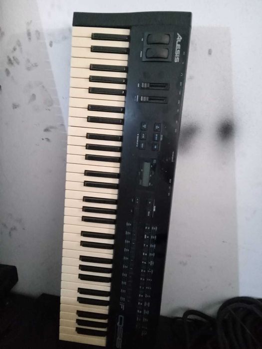 Sintetizador Alesis QS6