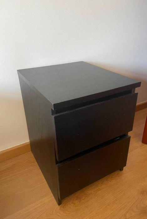 Duas mesinhas de cabeceira com vidro cor preto