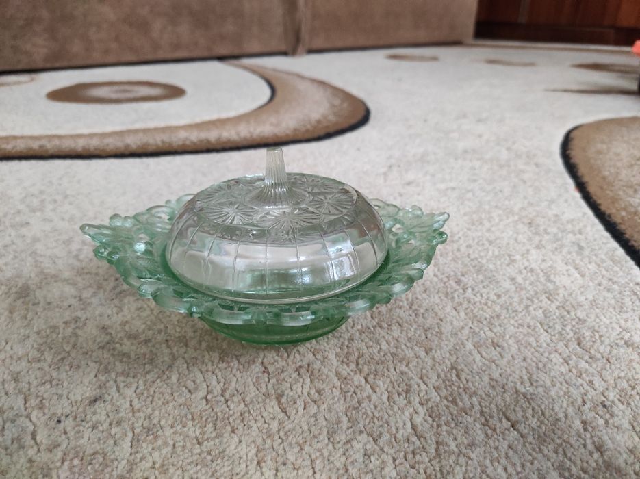 Винтажная сахарница из зелёного стекла