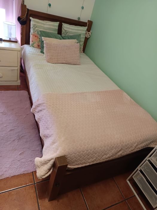 Cama de madeira maciça com colchão