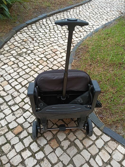 Carrinho bebé dobrável cabine avião