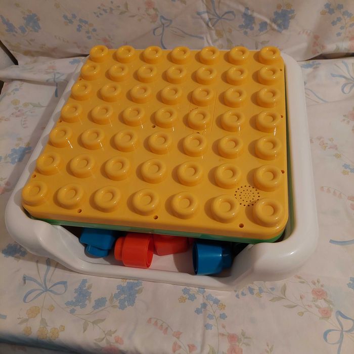 Brinquedo Chicco Bilingue e mesa de atividades Chico
