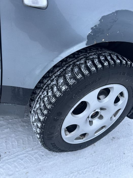 Продам машну Audi на бляхах машина потребує ремонту немає задньої пере