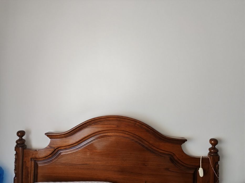 Uma mobília de quarto em madeira de castanho