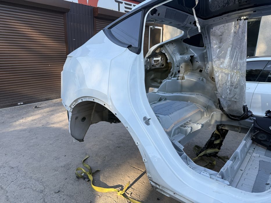 Чверть крило Tesla Model Y