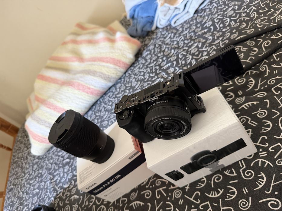 Sony ZV-E10 + Sigma 16mm f/1.4 + 16-50mm + Cage SmallRig + SD 256GB
