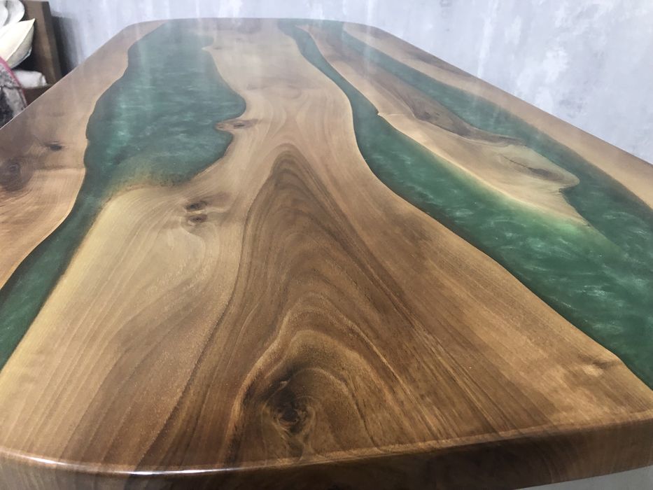 Стол из дерева. Стул. Диван. Кровать. Мягкая мебель.