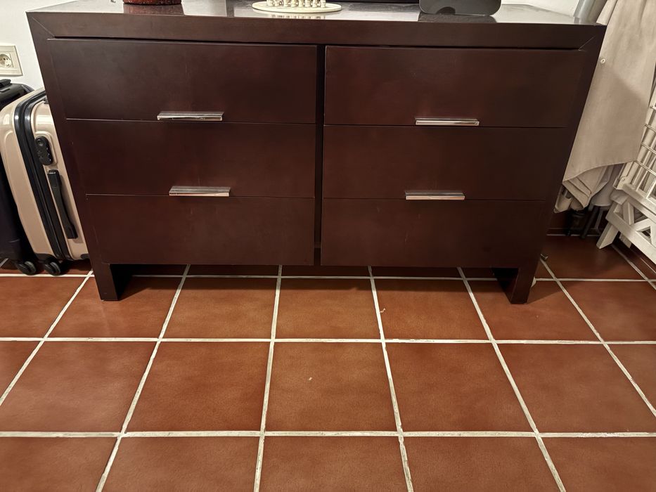 Cómoda Madeira Maciça e conjunto de 3 quadros gigantes.