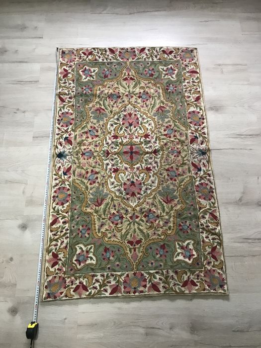 Conjunto de dois tapetes bordados a mão