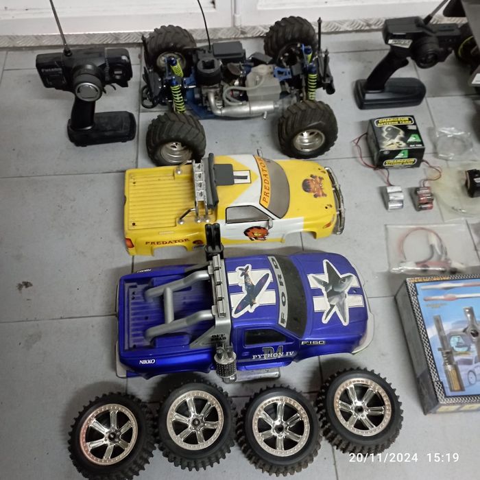 Conjunto de carros telecomandados a gasolina