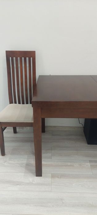 Stół  rozkładany z krzeslami