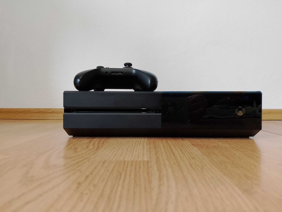 Konsola Microsoft Xbox One 1TB + Pad