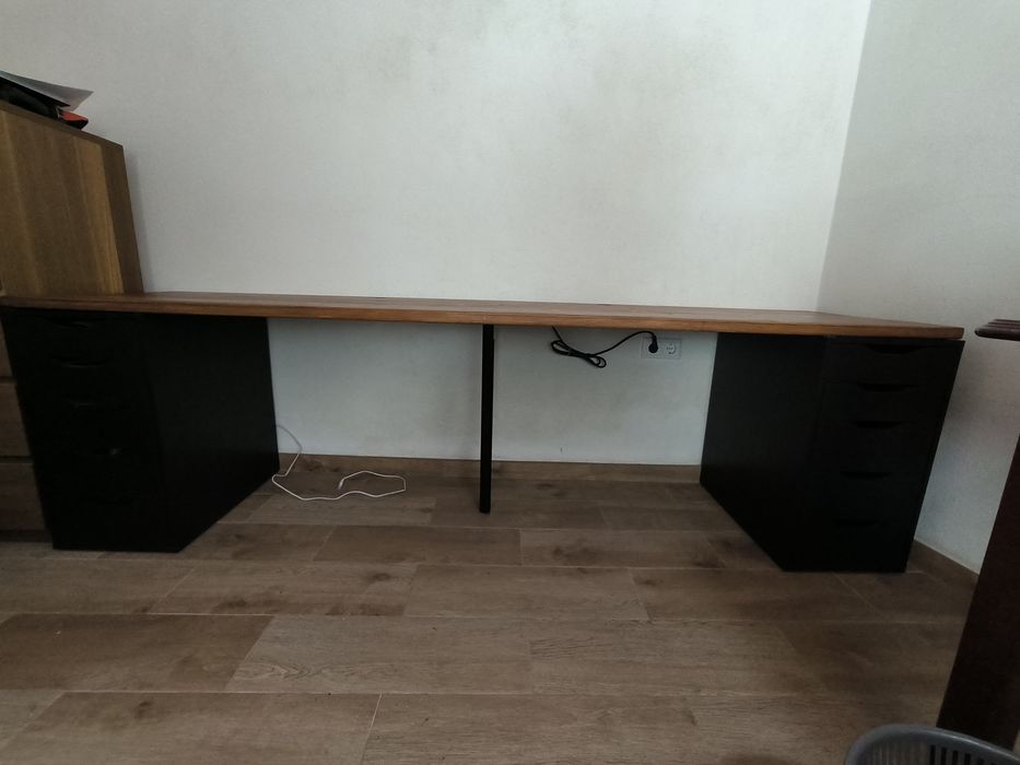 Secretaria dupla com módulos de gavetas