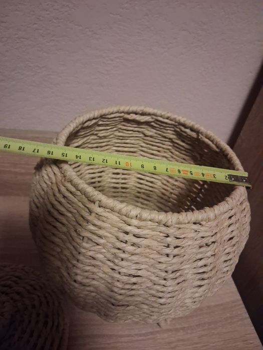 Nowy koszyk wiklinowy na stelażu