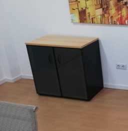 Armário preto portas vidro