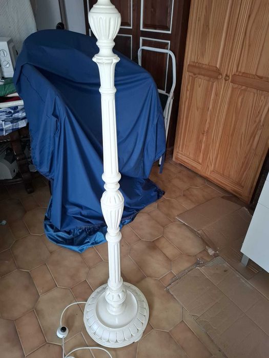 Candeeiro de pé com abajure de veludo