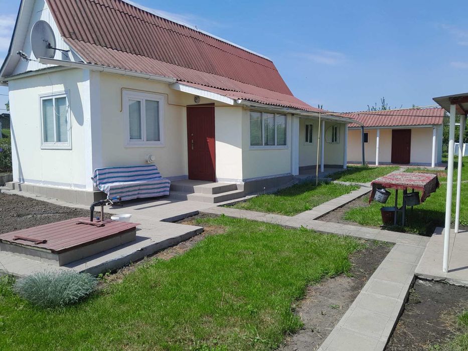 Продається садиба з будинком і присадибними будівлями.