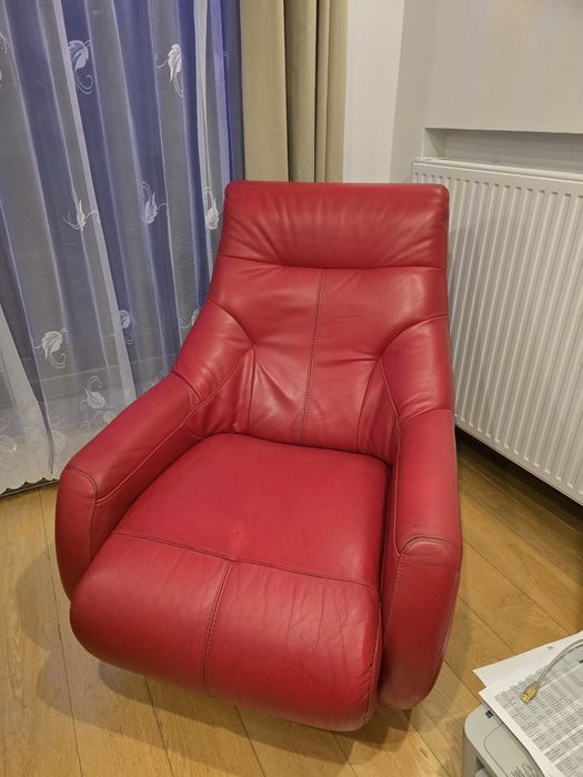 Czerwony skórzany fotel