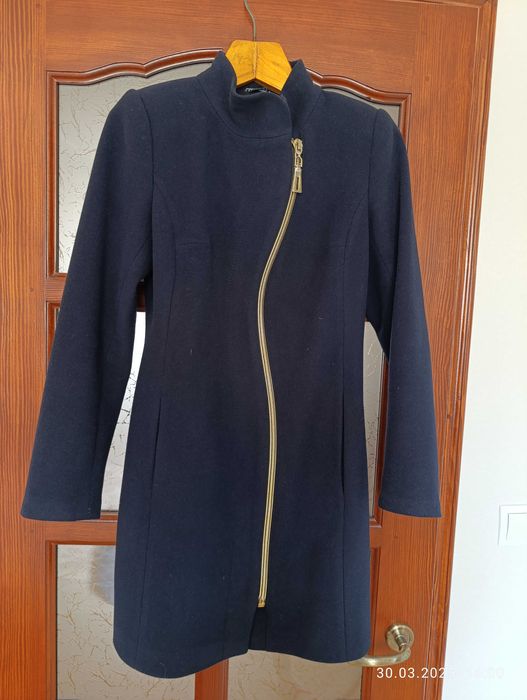 Пальто на замку у гарному стані
