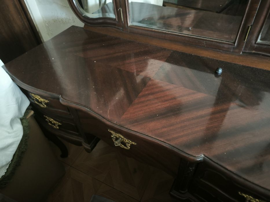 Cómoda e mesas de cabeceira antigos