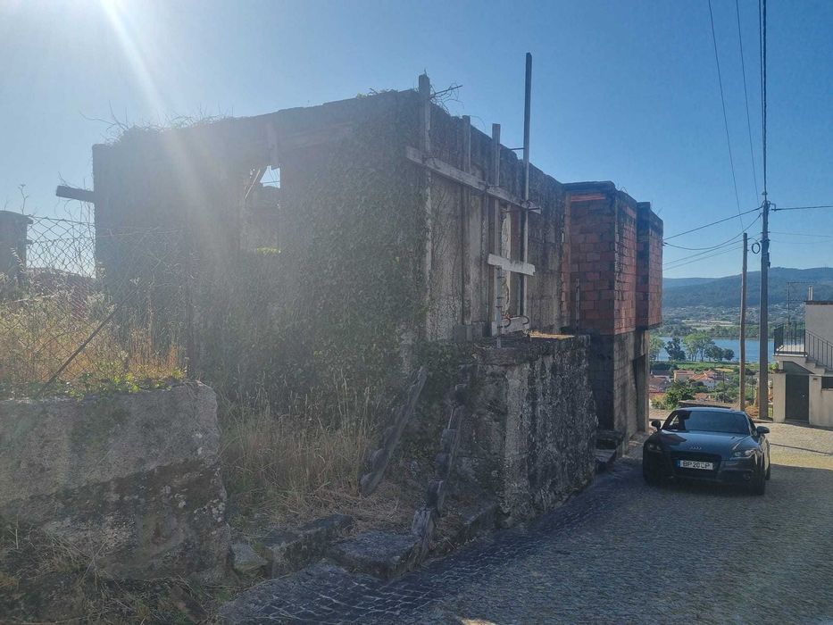 Moradia p/restauro com excelente vista Rio