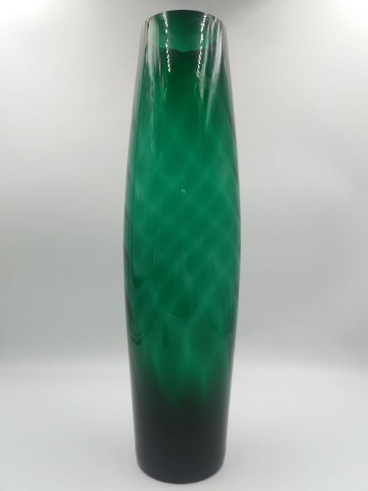 Piękny wysoki szklany szmaragdowy wazon optyczny Huta Sudety Szczytna