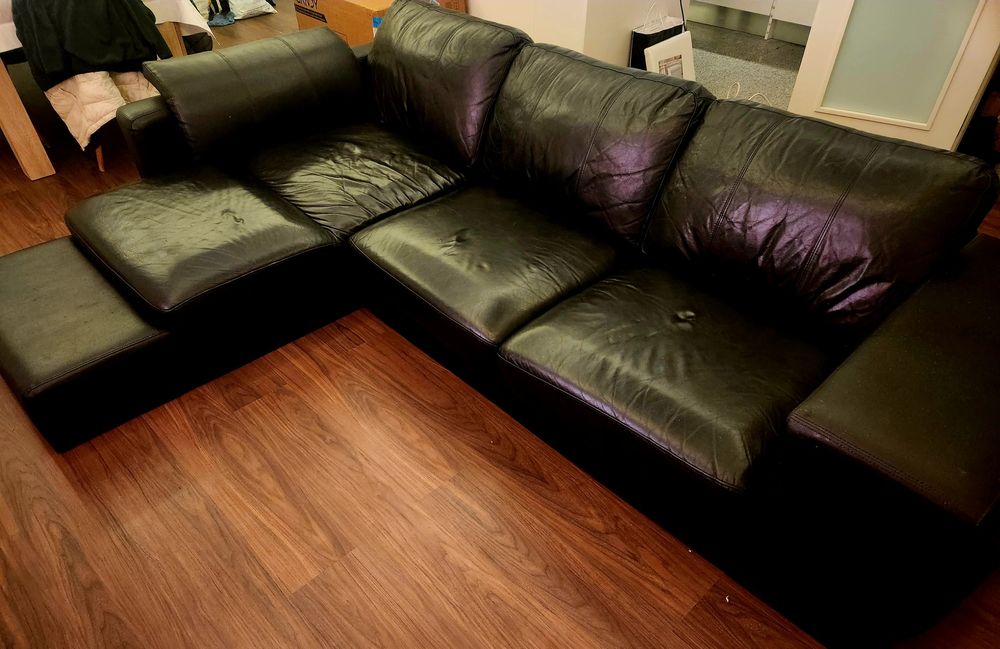 Sofá preto em pele