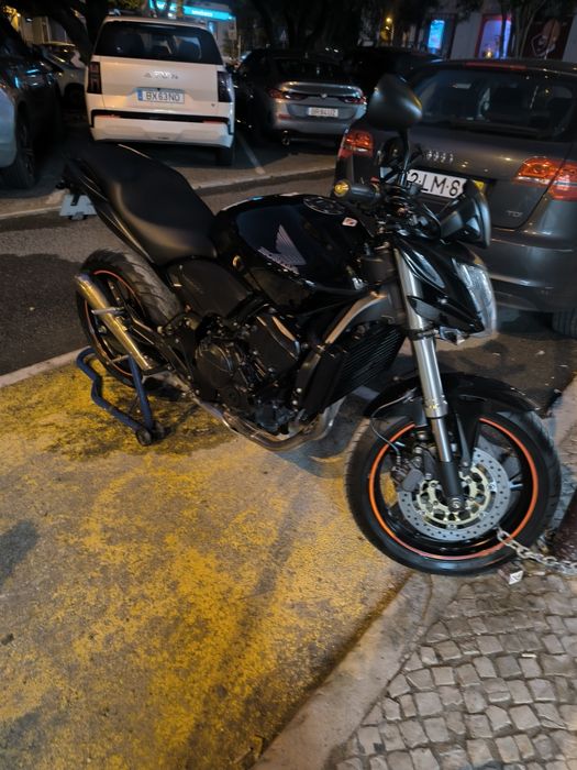 Hornet 600 preta com 23 mil km