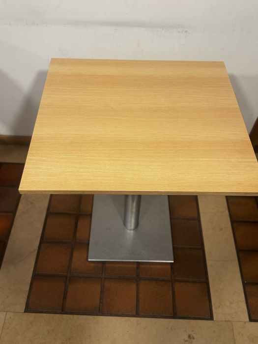 Mesa quadrada com pe robusto