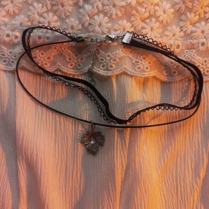 Чорний чокер з підвіскою