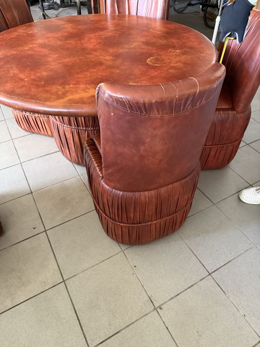 Mesa redonda com cadeiras